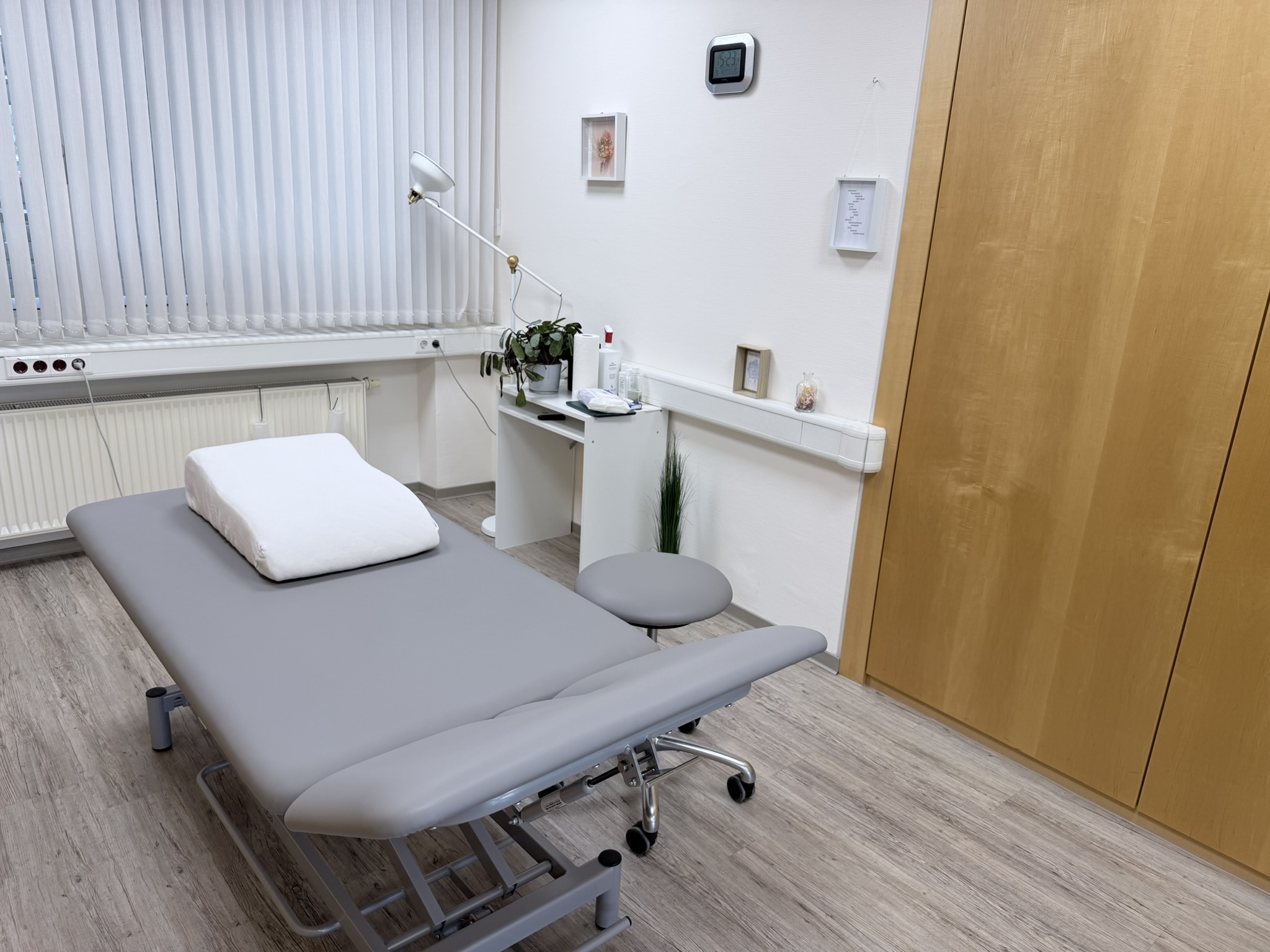 Ruhiger Behandlungsraum mit Therapie-Liege